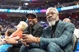 汉密尔顿与大本同框：球场上较量 球场下情谊