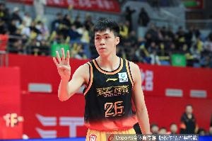 庞峥麟稳定发挥14投8中助江苏大胜四川