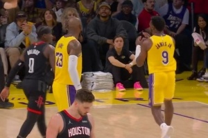 布朗尼传球失误，老爹暖心鼓励詹姆斯