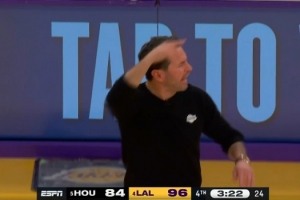 激烈对抗！艾顿犯规引争议 雷迪克成功挑战申京犯规被认