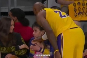 感人瞬间：詹姆斯篮球失手砸到女孩，暖心安慰