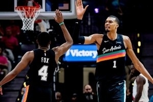 文班表现惊艳 助球队获胜名宿齐聚令人唏嘘