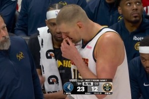 约基奇遭遇意外 脸上挂彩仍命中关键三分