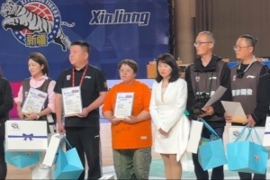 伊力特男篮颁发终身奖，琴琴姐成逆境励志代表