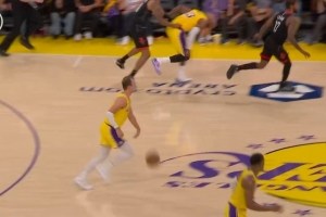 激烈冲突！贾巴里·史密斯与詹姆斯碰撞 拉扯后者被罚犯规