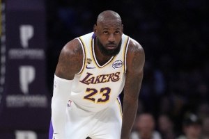 41岁老将创纪录：詹姆斯半场10助攻