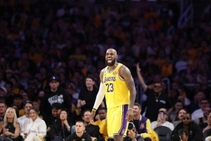 41岁巨星转型组织者：詹姆斯用经验带领球队前进