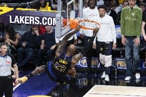 巴克利盛赞勒布朗：上半场神级表现令人沉醉