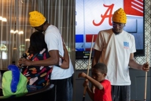 赫伯特·琼斯温情助15个单亲家庭，赠送油费生活物资