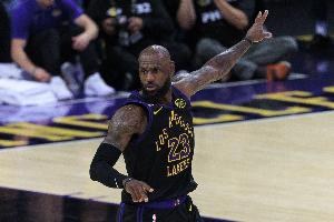 老将身手依旧迅猛 詹姆斯空翻断球砸落阿门出界