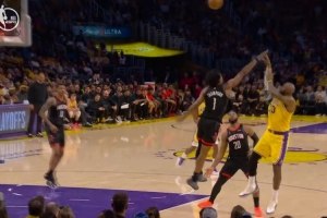 詹皇阿门贴后仰跳投绝杀 狂喜庆祝