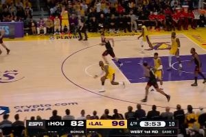 情绪失控！小贾底角球成摆设 三分表现愈发离谱