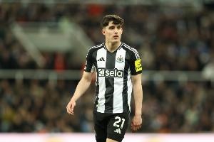 纽卡后卫利夫拉门托对阵伯恩茅斯时疑似伤愈复发