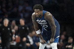 兰德尔投篮遭挫 数据详述