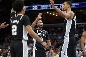 马刺阵地战显稚嫩，系列赛成磨练场