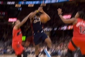 哈登孤军奋战 斩获关键胜利 取消了对手的犯规