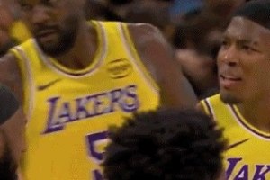 八村塁传球给詹姆斯遭破坏 偶像球星示意触地八村塁疑惑