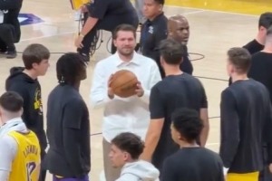 东契奇暂停时索球拍引关注 ESP：他渴望比赛😔