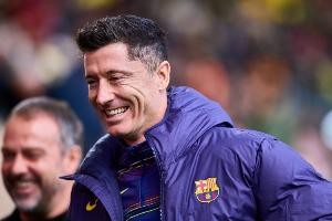 巴萨施压莱万降薪续约，球员赛季末定未来