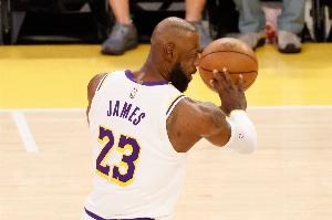 詹皇首节创纪录 勇士落后的比赛