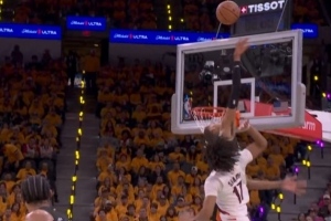 惊人弧线难挡！夏普高抛球被文班亚马封盖瞬间