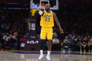 詹姆斯避谈战术观察：系列赛远未结束