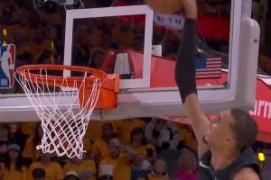 文班惊天一扣，篮球界见奇观！