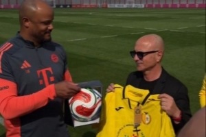 拜仁基地迎来梵蒂冈访客，孔帕尼幽默调侃球衣配色