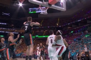 轻微接触！阿夫迪亚与罗威意外冲撞现场分析