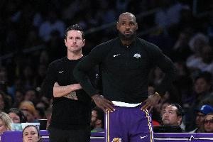 仅差两分！半场湖人投中34球22记 火箭41投仅中15球