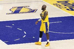 老将风采：詹姆斯底角展现完美投篮技艺