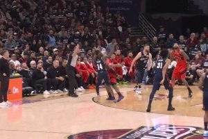 埃利斯三分绝杀加罚球，助球队反超3分