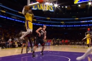 斯玛特单手传球惊人 艾顿空接制胜申京取分