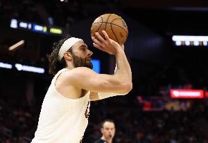 斯特鲁斯替补半场高效命中4球 得分榜上有名