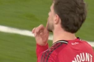 曼联补时染黄遭球迷抗议，芒特手势引争议