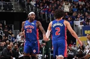 激烈对攻！斯图尔特血帽、班凯罗扣篮、坎宁安瞬间压制魔术