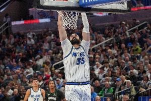 活塞首节落后8分！瓦格纳关键三分偏失，比塔泽轻松补篮得手