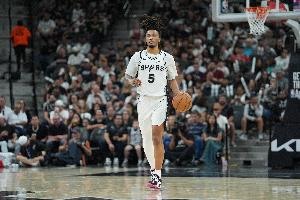 卡斯尔挺全面：13中4得17分7板7助，8罚全中