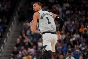 文班亚马闪耀季后赛，球迷热议其表现