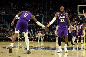 艾顿盛赞詹姆斯：他的表现让比赛变得简单