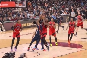 米切尔痛遭巴雷特重创失败挑战