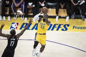 詹姆斯：无暇他顾，湖人与火箭交锋初探