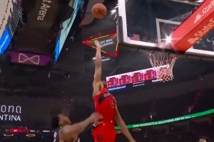 精彩瞬间：米切尔妙操作拉球过人 跟进高抛打板命中