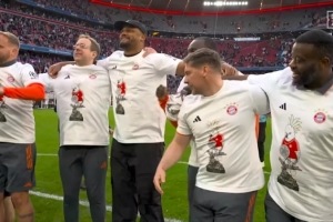 拜仁夺冠T恤上的鹦鹉典故：去年庆功宴顺手得来