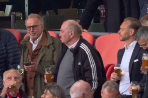 拜仁高层在VIP区域庆祝提前夺冠，赫内斯等人均小酌