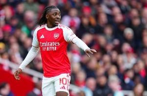 维埃拉评埃泽被换下：战术失误，天赋球员遭牺牲