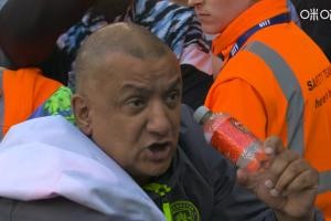 直播画面再捕捉：曼城球迷水瓶哥又现身影