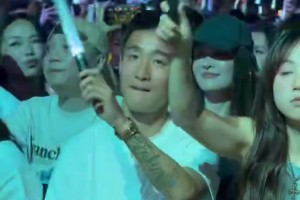 另外一面！网友：韦世豪看演唱会时相当腼腆啊😅