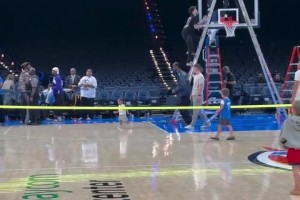 精力旺盛！SGA赛后在球队主场带娃！