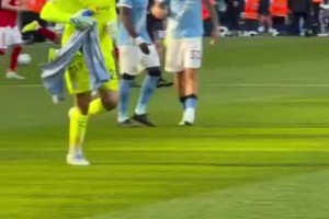 上半场失误送礼！多纳鲁马在下半场开始前向球迷道歉